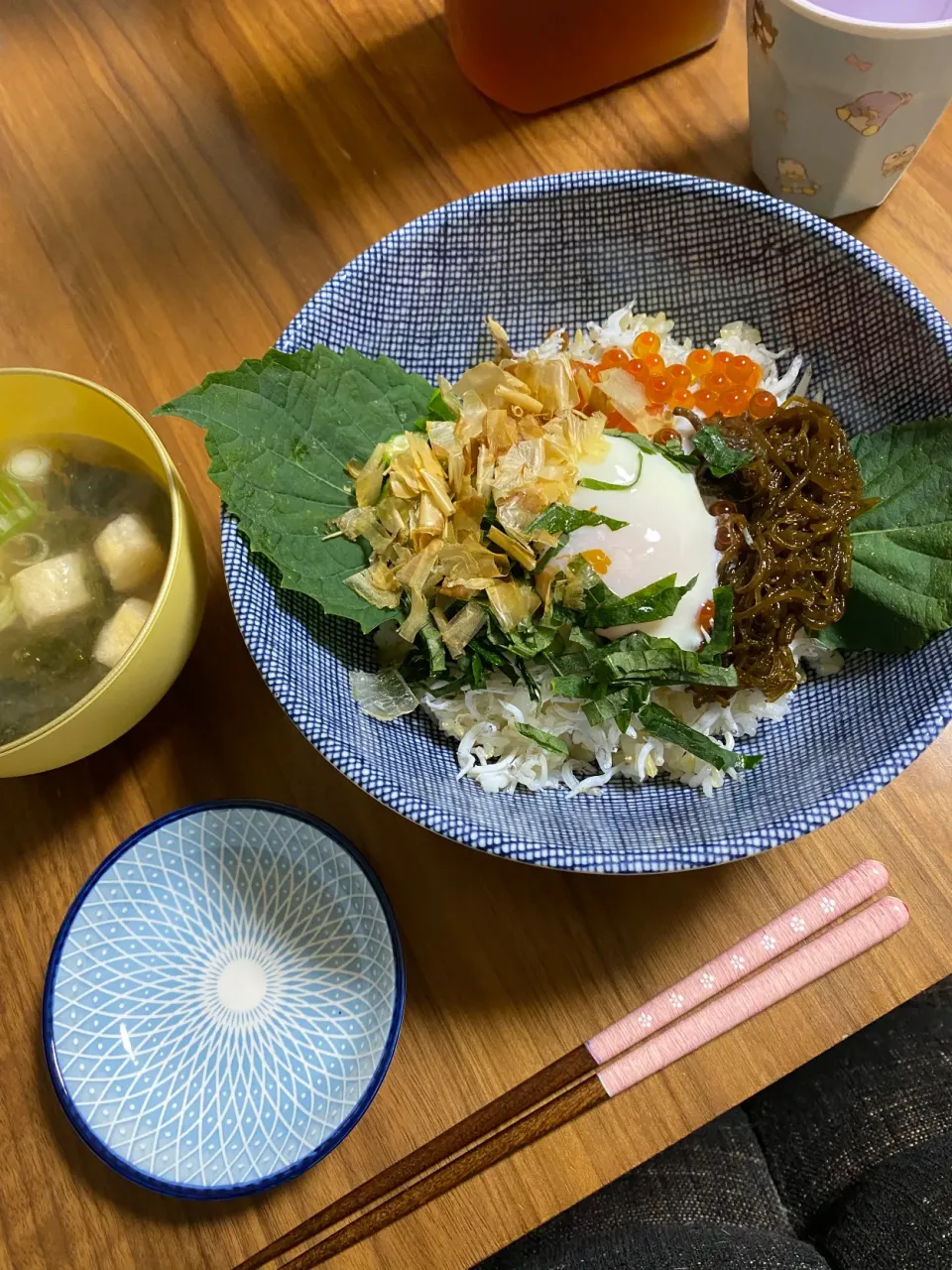 夜　しらす丼➕もずく➕いくら➕オクラ➕温玉➕大葉|みちくんさん