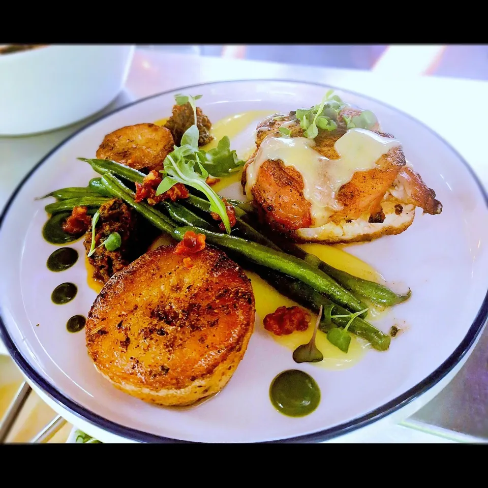 proscuitto wrapped Halibut round with lemon cream! fondant herb potatoes, arugula gel, green beans, |Matt Burleighさん