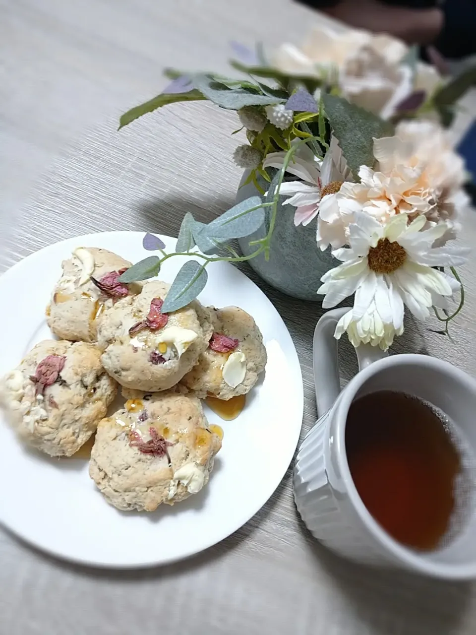 Snapdishの料理写真:桜の塩漬けスコーン🌸|Ayumiさん