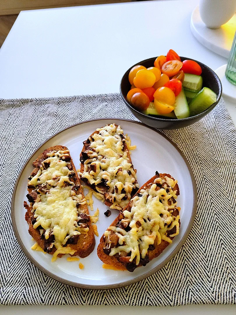 mushrooms on bread|Vera Andrianova Forwerkさん