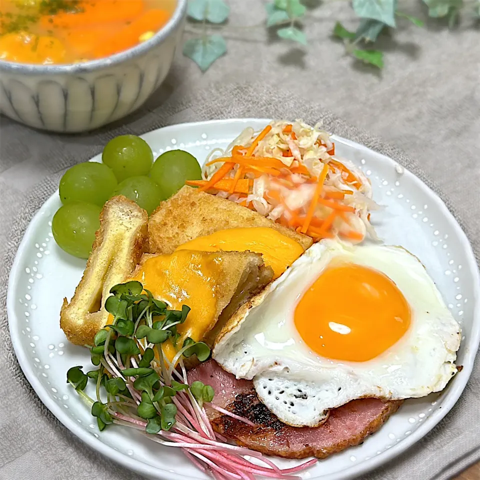 チーズイン高野豆腐カツとベーコンエッグの朝食。|くまちゃんさん