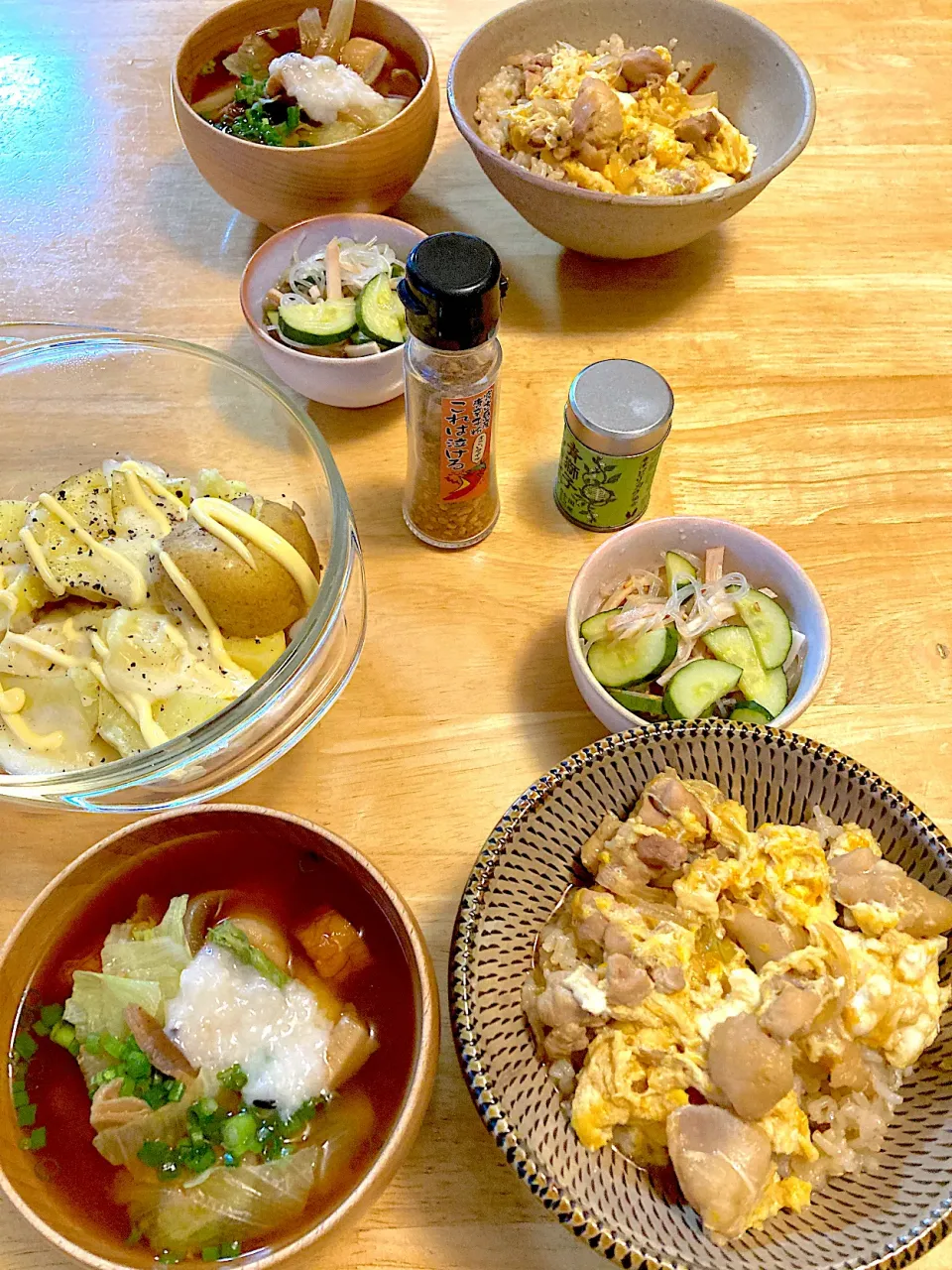 Snapdishの料理写真:親子丼♡具沢山の熟甘お味噌汁♡春雨の酢の物♡じゃがバターチーズ|さくたえさん