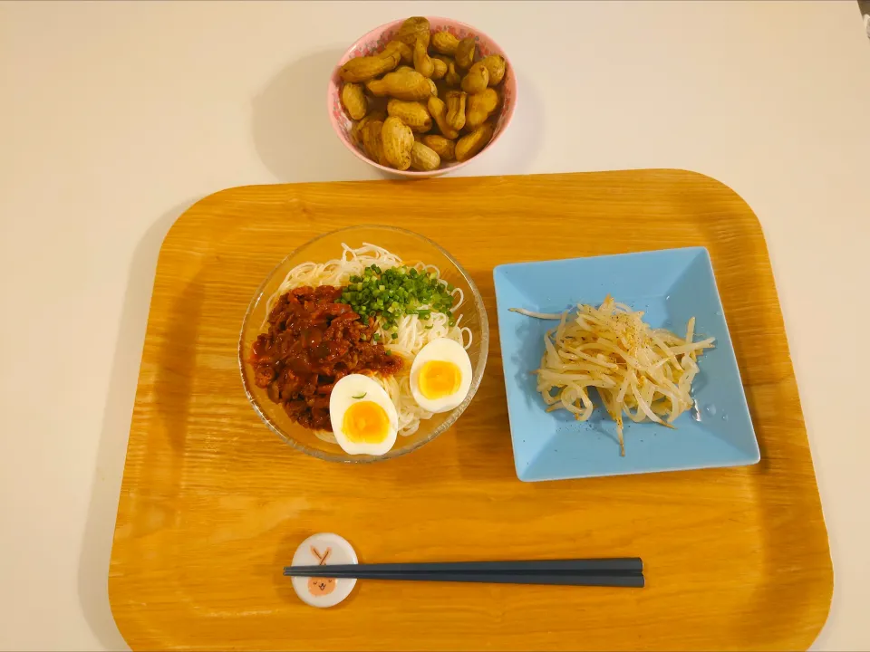 Snapdishの料理写真:今日の昼食　スタミナそうめん、ゆで落花生|pinknari🐰🌈さん