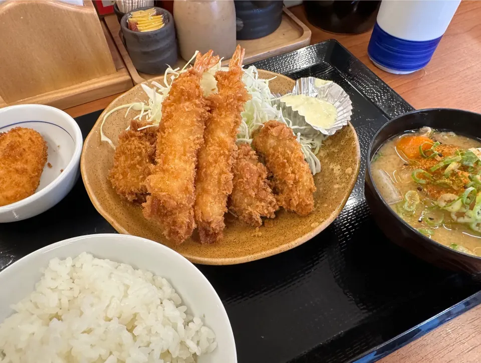 Snapdishの料理写真:秋の海鮮フライ定食、カニクリームコロッケトッピング🐟🦐🦀|buhizouさん