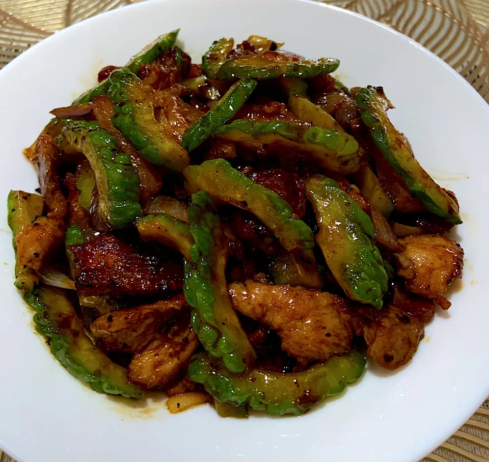 Snapdishの料理写真:Stirfry meat and bittergourd in oyster sauce|Ahnneさん