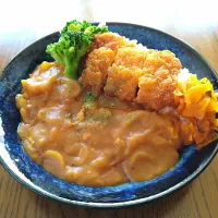 Snapdishの料理写真:ファミチキのせカレー🍛🍗