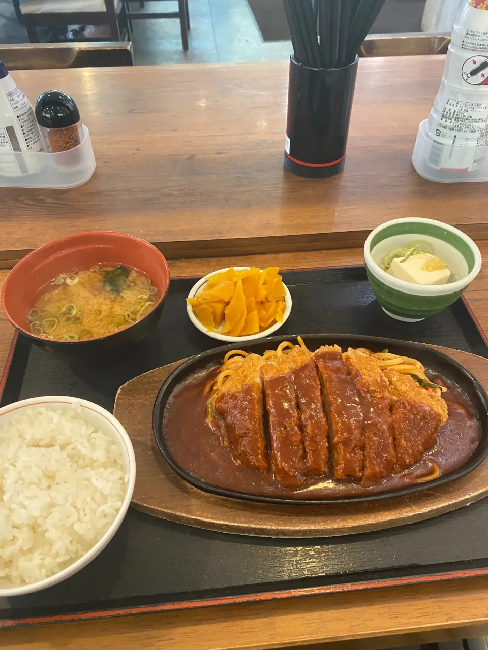 Snapdishの料理写真:大阪市生野区林寺　街かど屋林寺店のデミかつ定食|タカちゃんさん