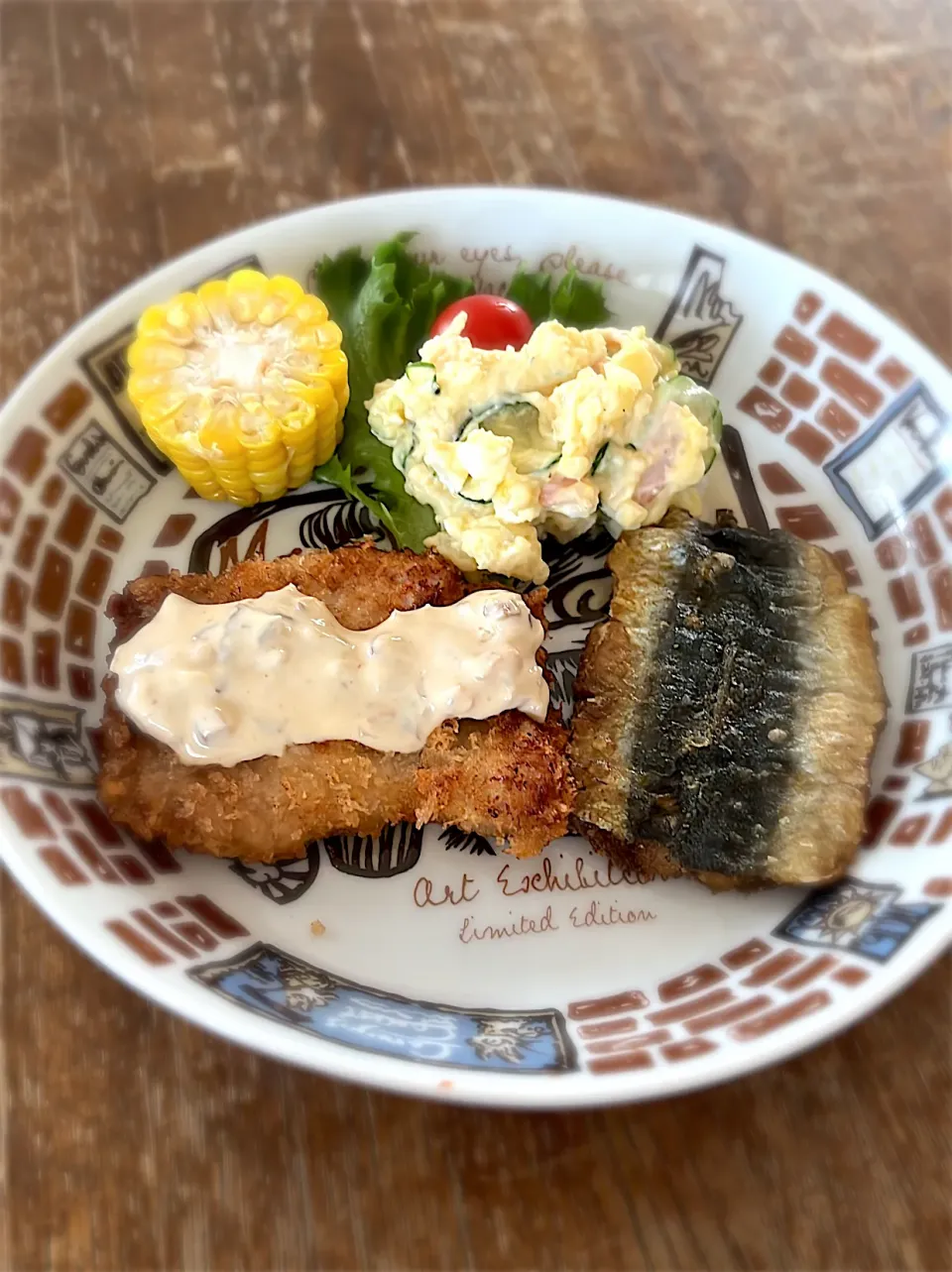 カツレツ〜いぶりがっこタルタルがけ〜・鰯のカレー粉焼き・ポテトサラダ・茹でもろこし・具沢山味噌汁・ご飯|ちびろ菌さん