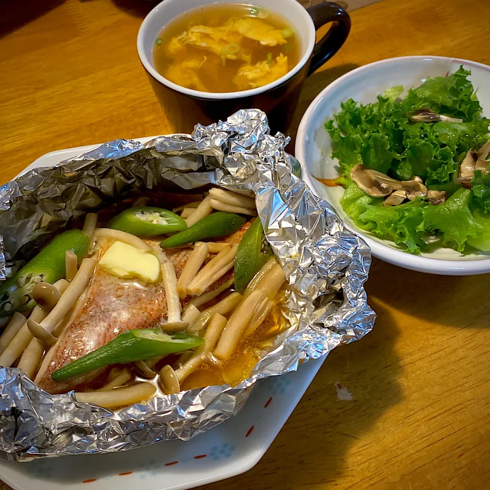 赤魚のバター醤油ホイル焼きと、マッシュルームとレタスのサラダと、ささみのかき卵汁|もえさん