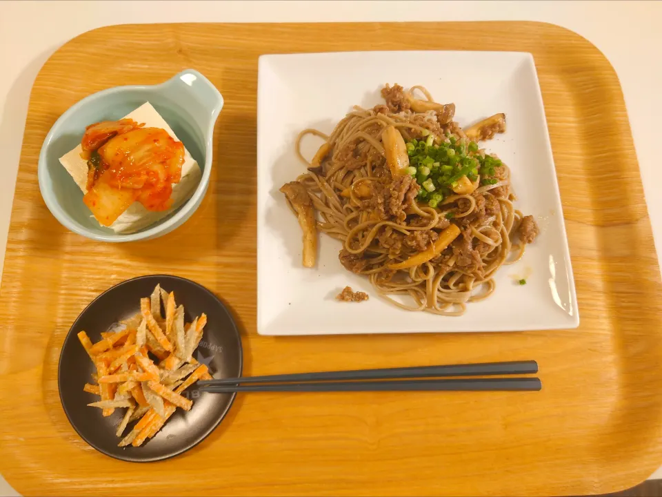 今日の夕食　牛肉の味噌炒めそば、キムチのせ冷奴、ごぼうサラダ|pinknari🐰🌈さん