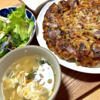 Snapdishの料理写真:焼き餃子とわかめ玉子スープ🥚| 琥珀さん