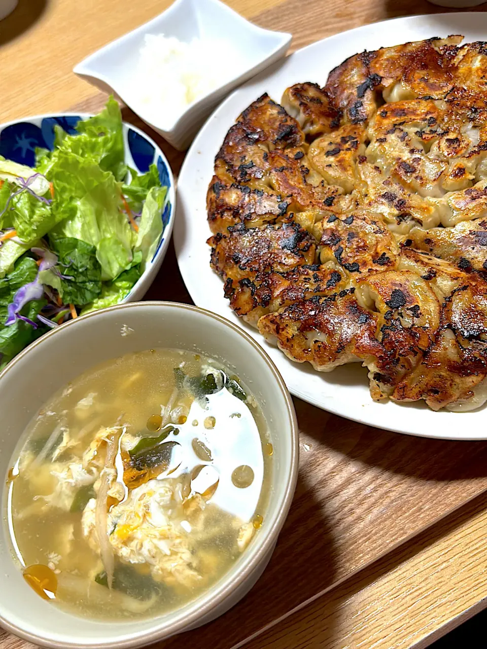 焼き餃子とわかめ玉子スープ🥚|琥珀さん