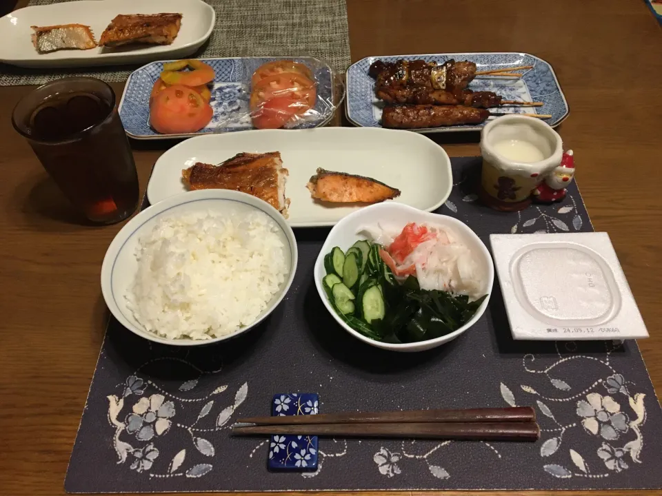 ご飯、とろ赤魚焼き、銀鮭塩焼、鶏モモ串、鳥つくね串、納豆、トマト、オーシャンキングと生ワカメときゅうりの酢の物、麦茶、牛乳ゼリー(夕飯)|enarinさん