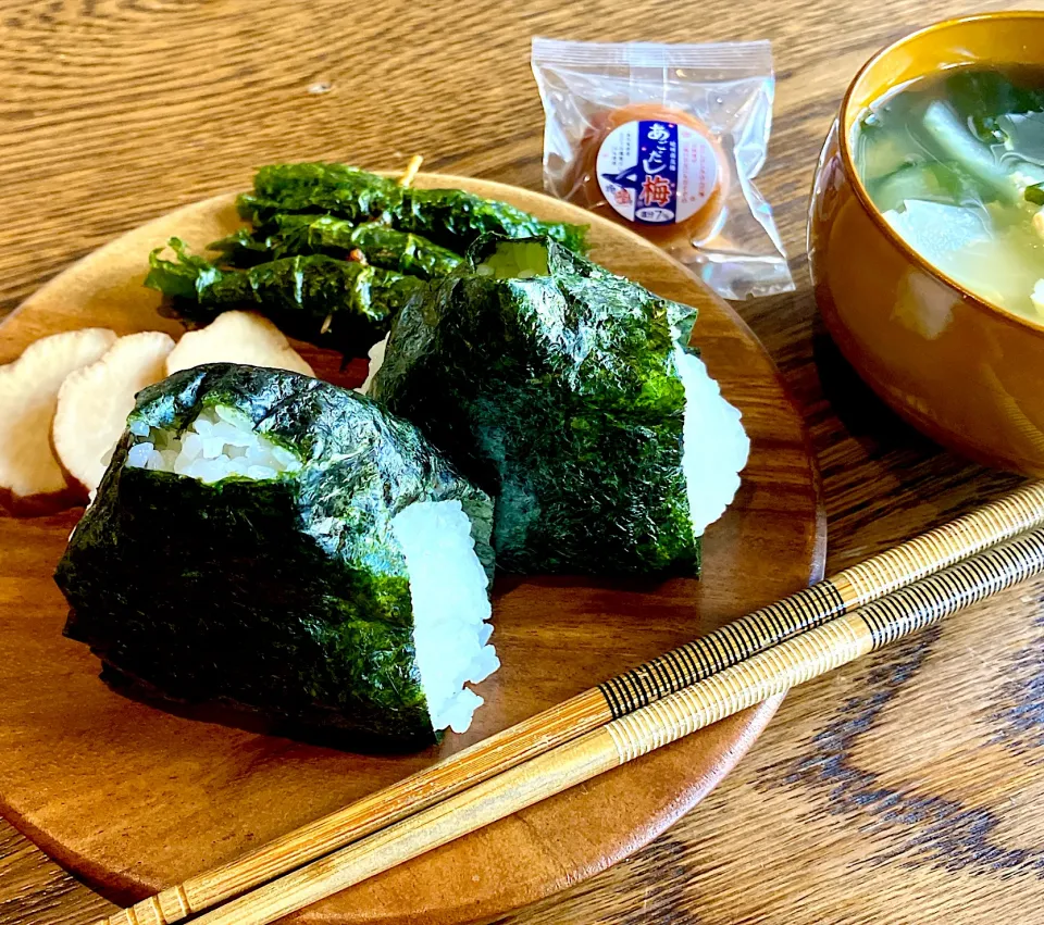 ご飯のお供と塩むすびで休日ランチ🍙|chibiさん