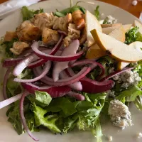 Snapdishの料理写真:Grilled pear, chicken & bleu cheese salad|ReallyRosieさん