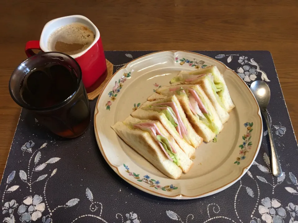 Snapdishの料理写真:トーストサンドイッチ、ホットコーヒー、烏龍茶(朝ご飯)|enarinさん