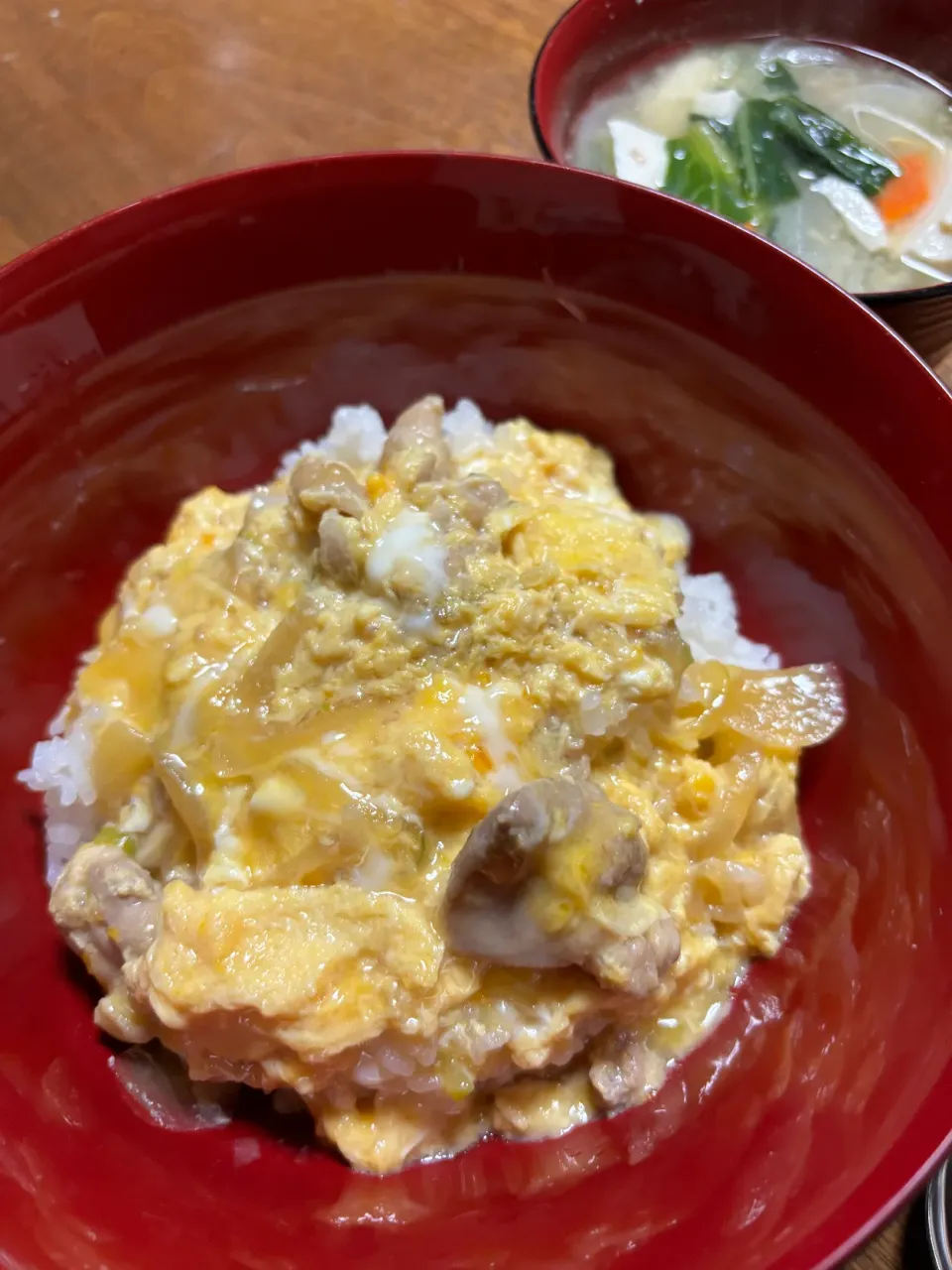 Snapdishの料理写真:親子丼と豆腐と野菜の味噌汁|たつかばさん