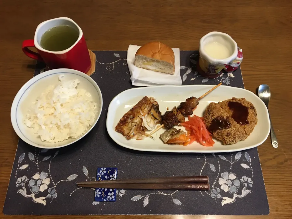 ご飯、おかずプレート(とろ赤魚焼き、銀鮭塩焼、紅生姜、メンチカツ、コロッケ)、熱い日本茶、栗クリーム＆ホイップクリームパン(昼飯)|enarinさん