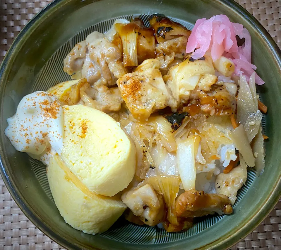 Snapdishの料理写真:焼き鳥卵焼き丼|すくらんぶるえっぐさん