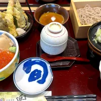 Snapdishの料理写真:お楽しみ御膳　ミニ鮭いくら丼|スーケーさん