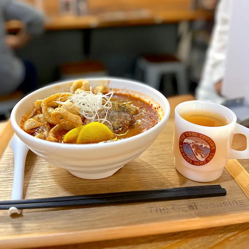 Tom yum noodle soup with braised pork belly and Vietnamese sauce|skyblueさん