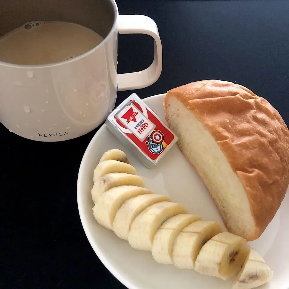 13:56 朝ごはん🍌🥖☕️|へれ子さん