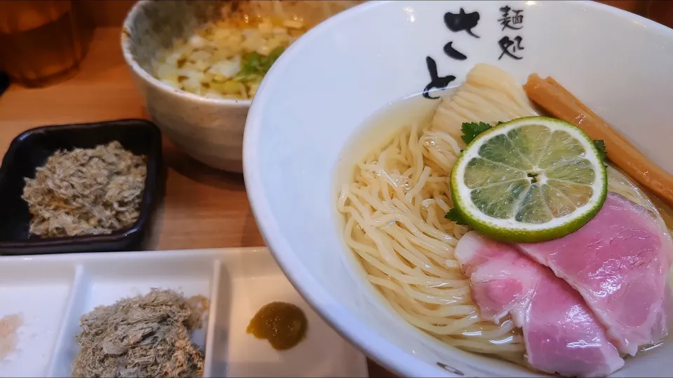 【本日の限定】 
自家製麺 麺処さとう 本蓮沼本店 
昆布水つけ麺 <塩> 
(麺180g、1,000円) 
＋味玉 (別皿、150円)
＋とろろ昆布増し
 (裏メニュー、別皿、100円) 
＋スープ割 (鶏清湯、無料) 
＠本蓮沼1分 
(赤羽から徒歩25分) 
24225 (242,837)|大脇さん