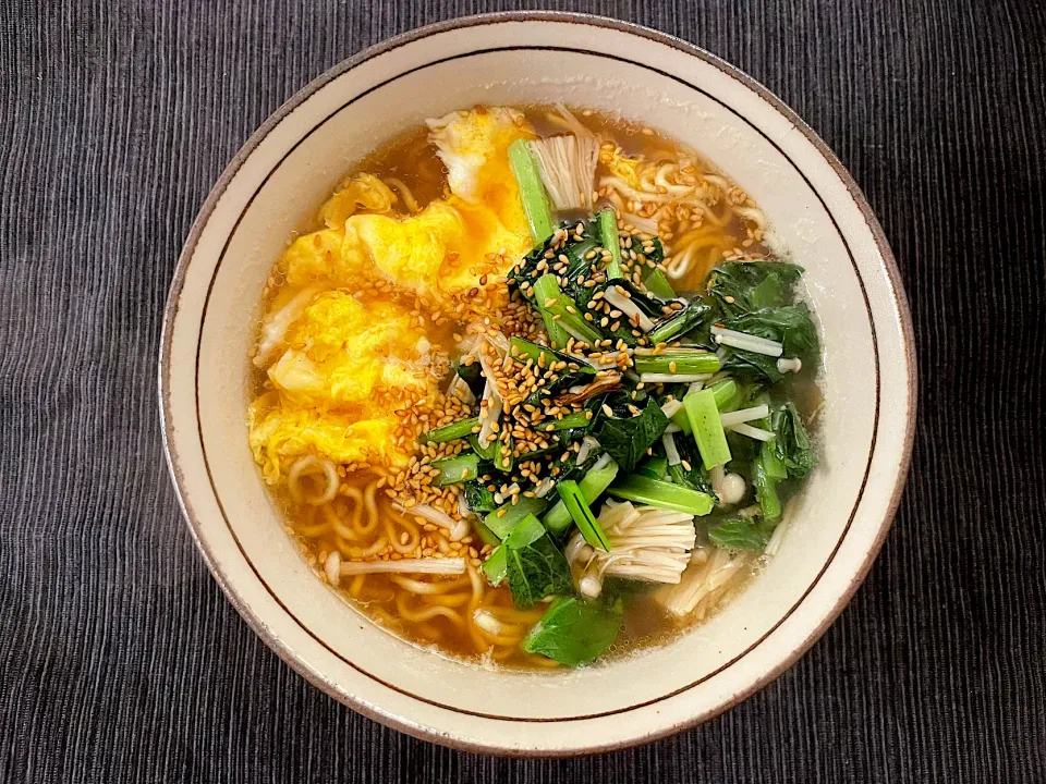 1人のお夕飯はラーメンで！そのままだとちょっと栄養が足りない気がするので、あるものを足してみました|みーぬさん