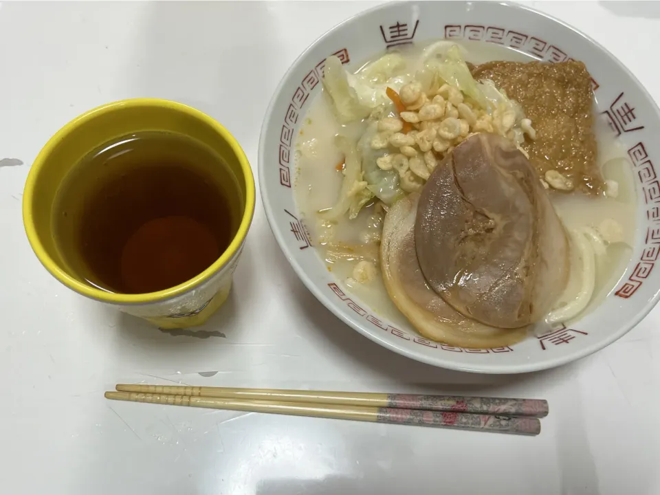 Snapdishの料理写真:晩御飯☆ラーメン具材のうどん（メンマ・チャーシュー・天かす・野菜炒め・うどん揚げ）|Saharaさん