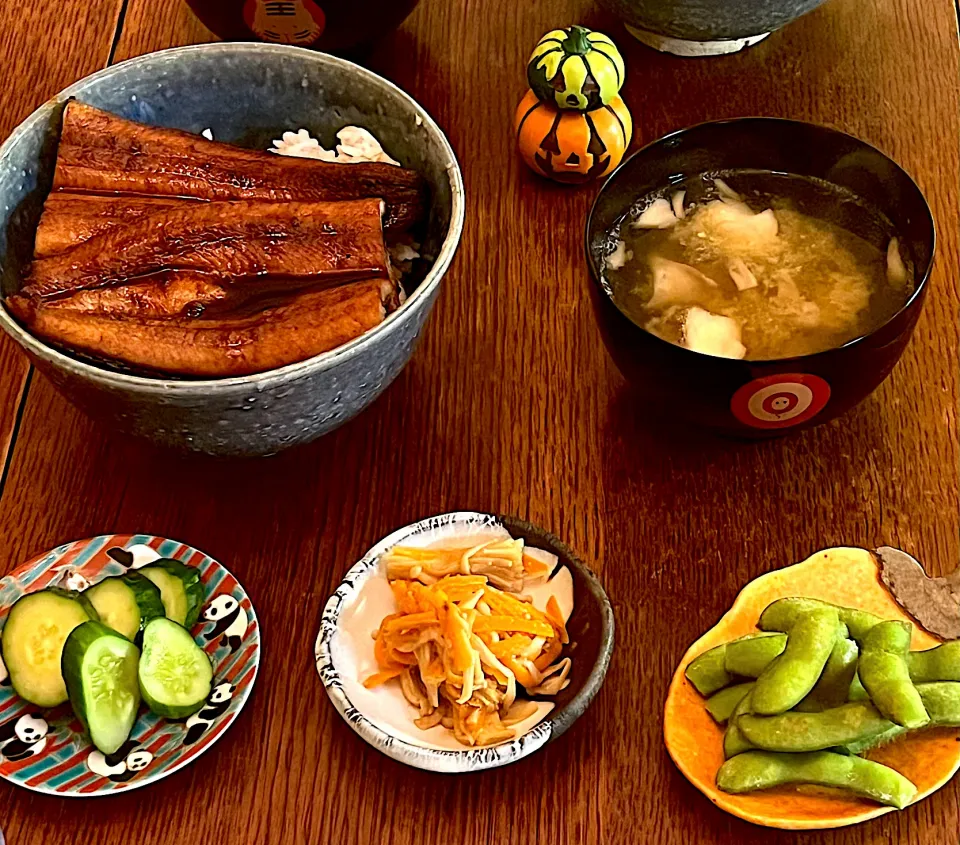 晩ごはん♯鰻丼♯枝豆🫛♯きゅうり浅漬け|小松菜さん