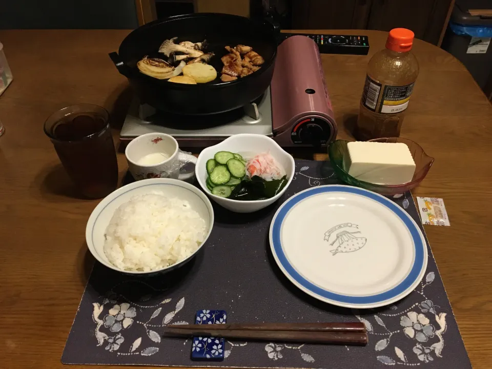 Snapdishの料理写真:ご飯、南部鉄器の鉄鍋焼き(豚豚肉の味噌漬け、じゃがいも、玉ねぎ、平茸、エリンギ、えのき茸)、湯通し生ワカメと輪切りきゅうりとオーシャンキングの酢の物、冷奴、麦茶、牛乳ゼリー(夕飯)|enarinさん