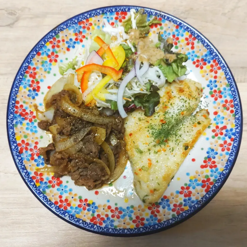 白身魚の香草焼きと牛肉と玉ねぎいため|おじゃみさんさん