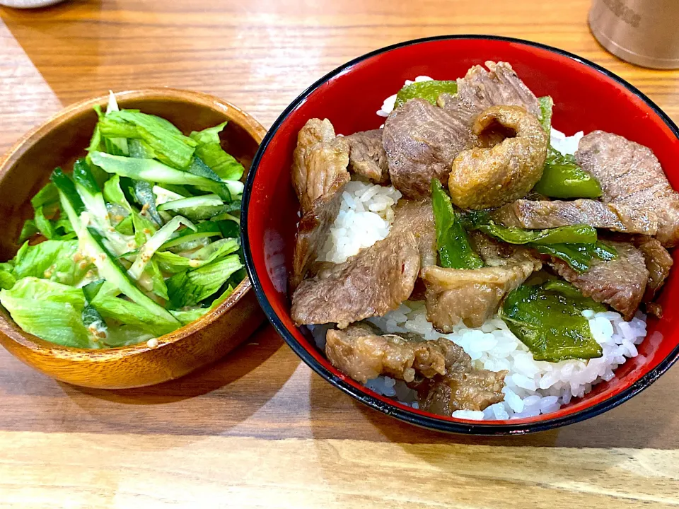 米沢牛をジャンケンで勝ち取ったので今夜はピーマンと焼肉丼。サラダで夕ご飯|りえはるさん