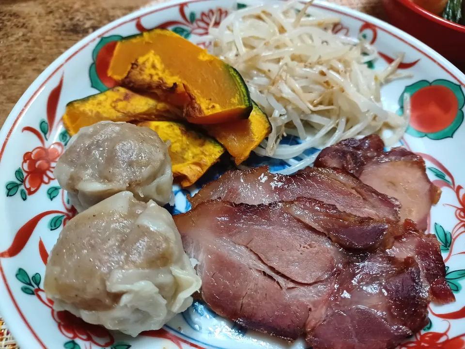 Snapdishの料理写真:到来物の焼豚、焼売　付け合わせをどうすればいいのかわかなくて…|ぱいんてーるさん