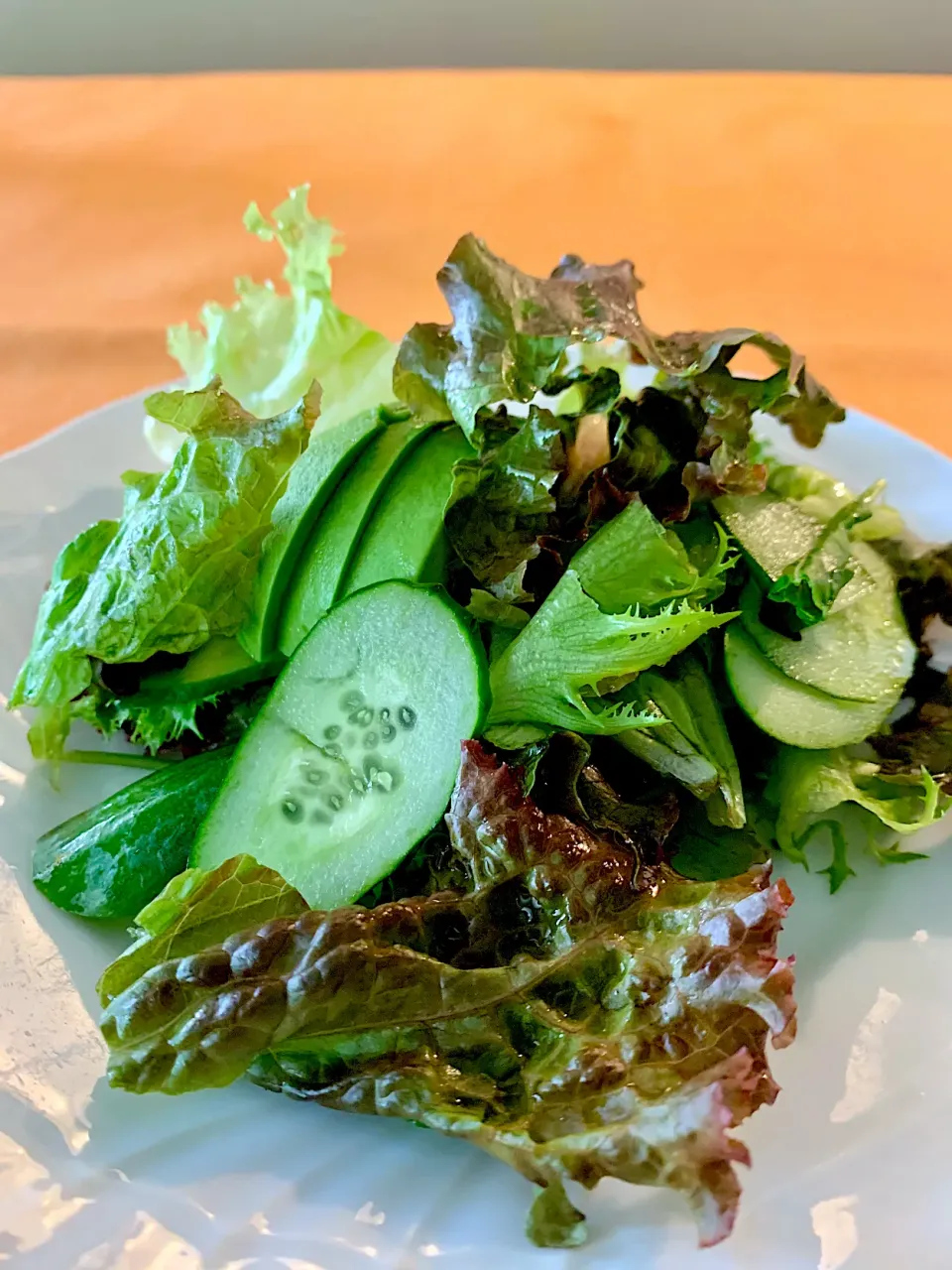 10-minute green salad with lettuce, avocado and cucumber|gonbenさん