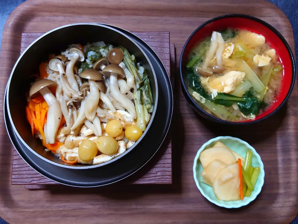 今日の昼ごはん（しめじ五目釜めしに、小松菜としめじと卵のみそ汁、かぶ醤油漬）|Mars＠釜飯作り研究中さん