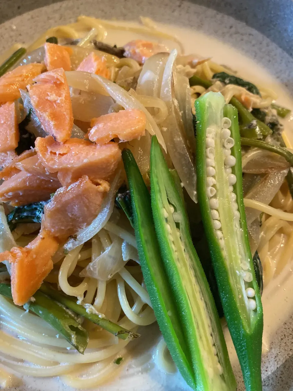 サーモンとオクラと空芯菜のクリームパスタ|えまゴンさん