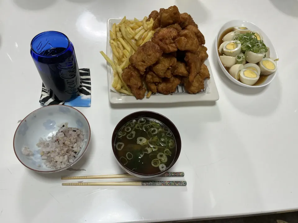 Snapdishの料理写真:晩御飯☆味玉☆ポテト☆唐揚げ☆雑穀米☆みそ汁（ワカメミックス・葱）|Saharaさん