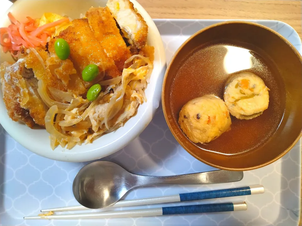 Snapdishの料理写真:カツ丼と飛龍頭のお吸いもの|さゆさん