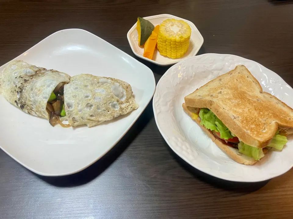 Snapdishの料理写真:⚫︎食パンバーガー
⚫︎牛肉と野菜の白身のみオムレツ
⚫︎蒸しかぼちゃととうもろこし|tatsuponさん