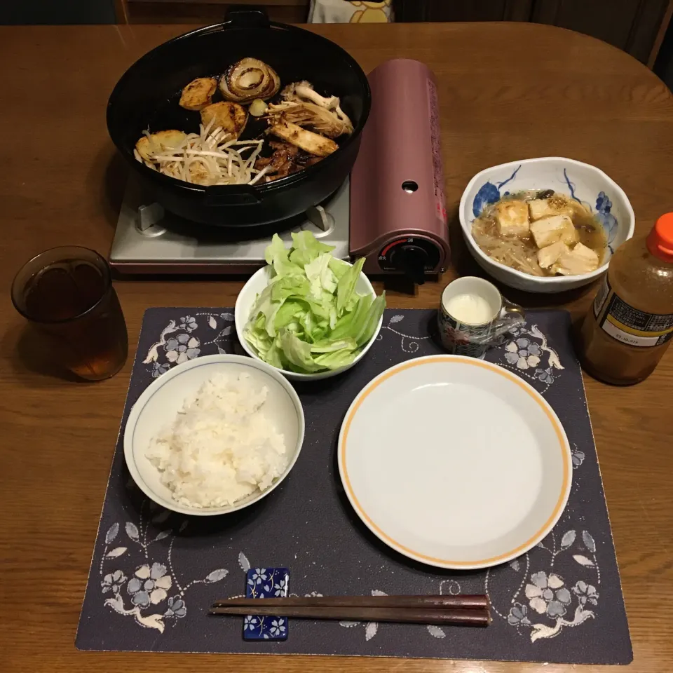 ご飯、南部鉄器の鉄鍋焼き(豚肉の味噌漬け、じゃがいも、玉ねぎ、エリンギ、平茸、えのき茸、もやし)、バリバリキャベツ、アレンジ揚げ出し豆腐、麦茶、牛乳ゼリー(夕飯)|enarinさん