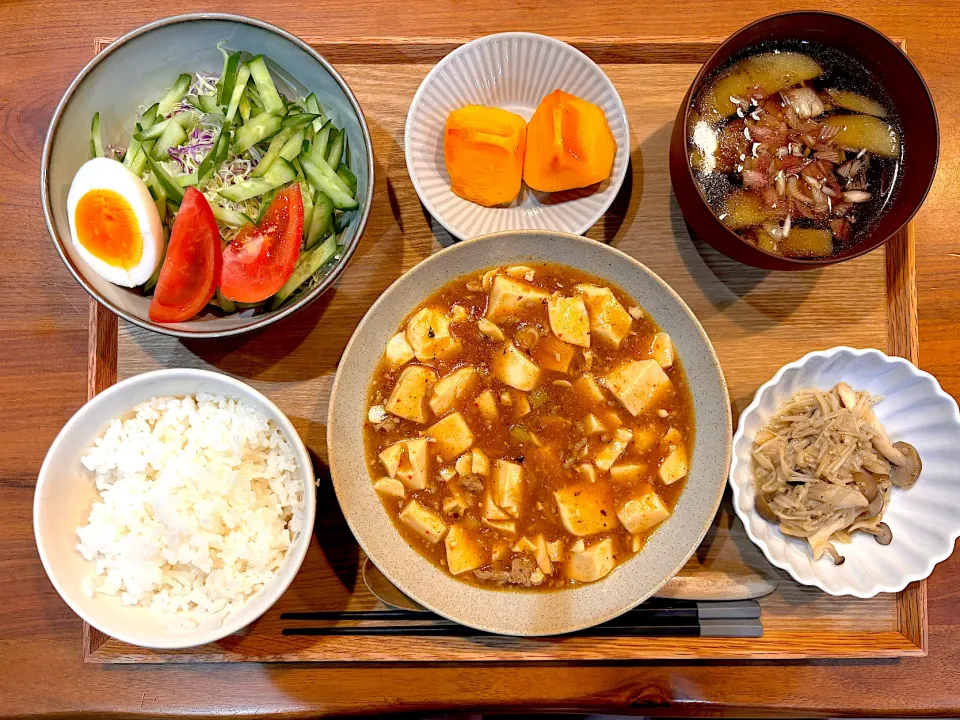 今日の夜ご飯(麻婆豆腐、きのこソテー、キャベツサラダ、なすと茗荷の味噌汁、柿)|cocomikaさん