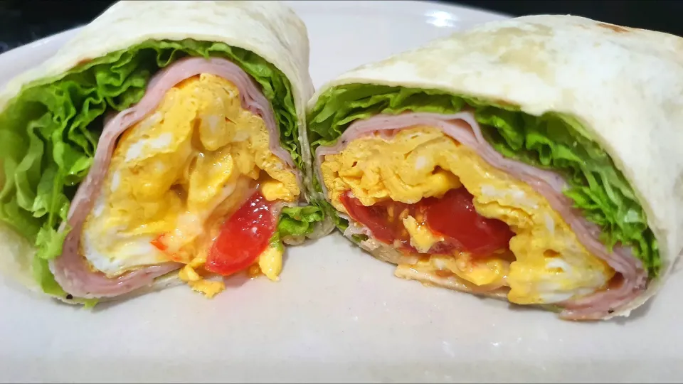 Snapdishの料理写真:Good evening black pepper ham eggs mozarella cheese lettuce tomatoes wrap 😋😋😋🤗|🌷lynnlicious🌷さん