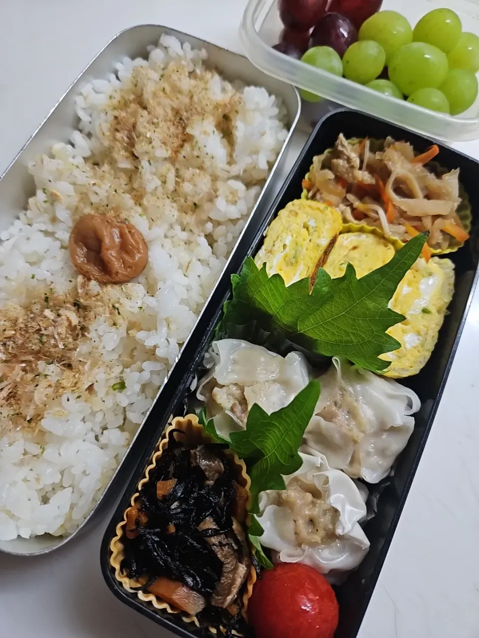 Snapdishの料理写真:☆高校生弁当☆自家製振りかけごはん、梅、切干大根、シラス葱卵焼き、焼売、ひじき煮物、ミニトマト、ブドウ2種|ｼｮｺﾗさん