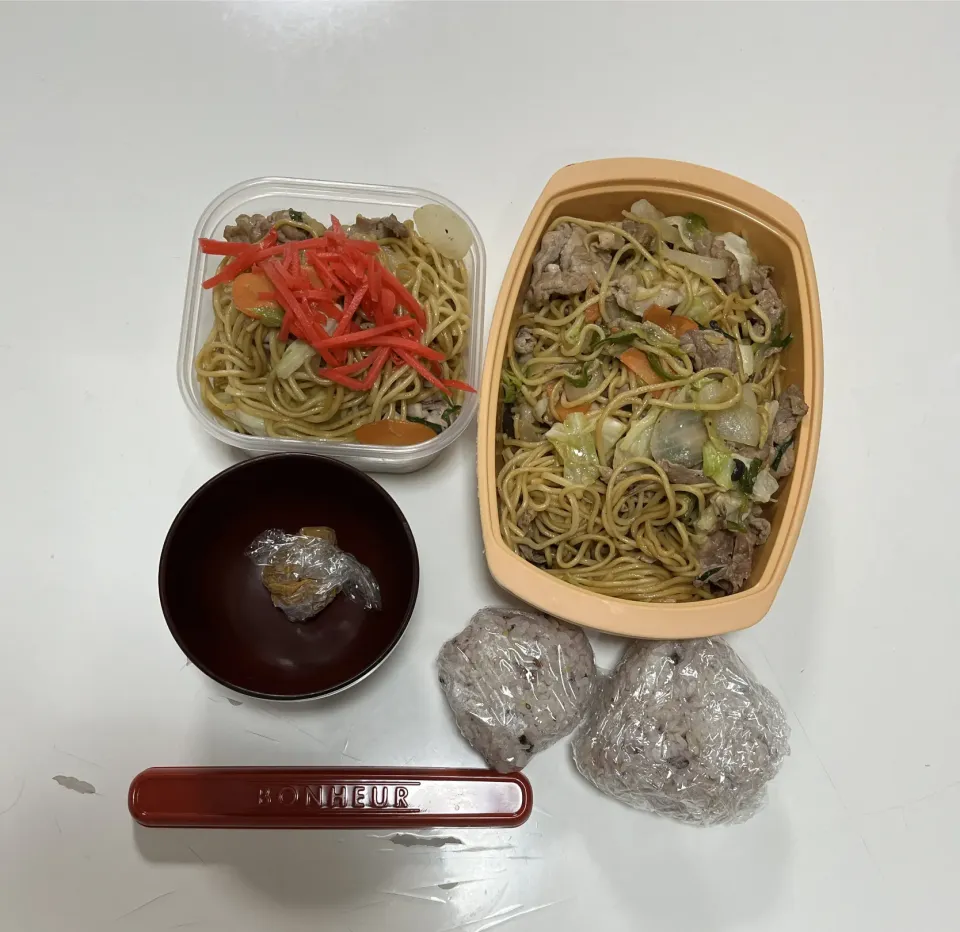 Snapdishの料理写真:パパ弁と置き飯☆焼きそば☆みそ玉（パパ弁）☆雑穀米おにぎり（置き飯用）連休挟んでの代休いらんてー(T ^ T)|Saharaさん