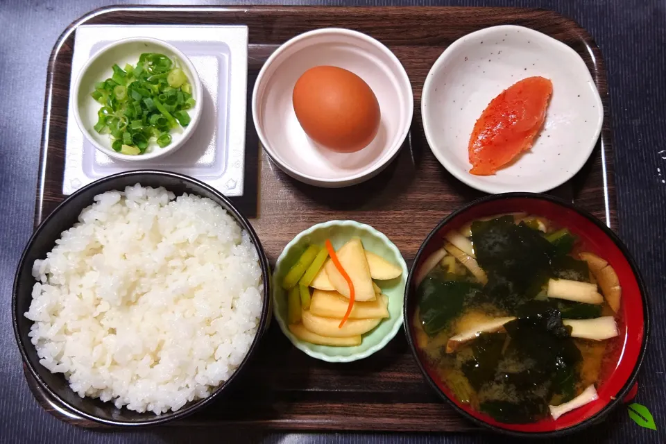 Snapdishの料理写真:今日の朝ごはん（ごはんは新米・佐賀県産七夕こしひかり、辛子明太子、生卵、納豆、小松菜とエリンギのみそ汁、かぶ醤油漬）|Mars＠釜飯作り研究中さん