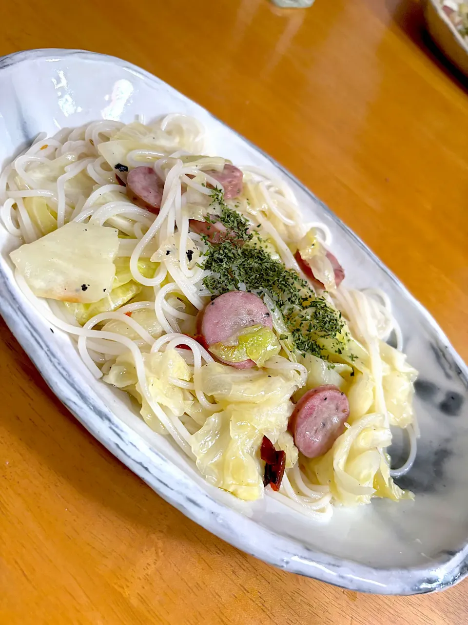 Snapdishの料理写真:キャベツとソーセージのペペロンチーノ（グルテンフリー米粉パスタ）|めぐみさん