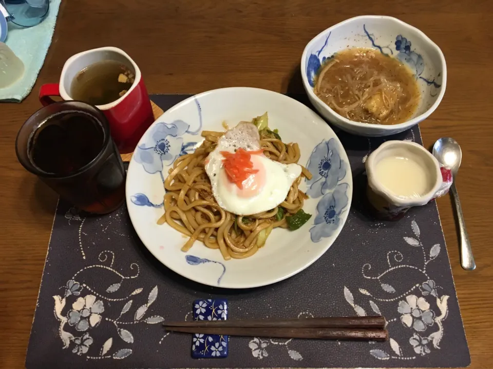 目玉焼きのっけ焼きうどん、アレンジ揚げ出し豆腐、ワカメ＆揚げニンニク＆揚げ玉ねぎ入りタマネギスープ、烏龍茶、牛乳ゼリー(昼飯)|enarinさん