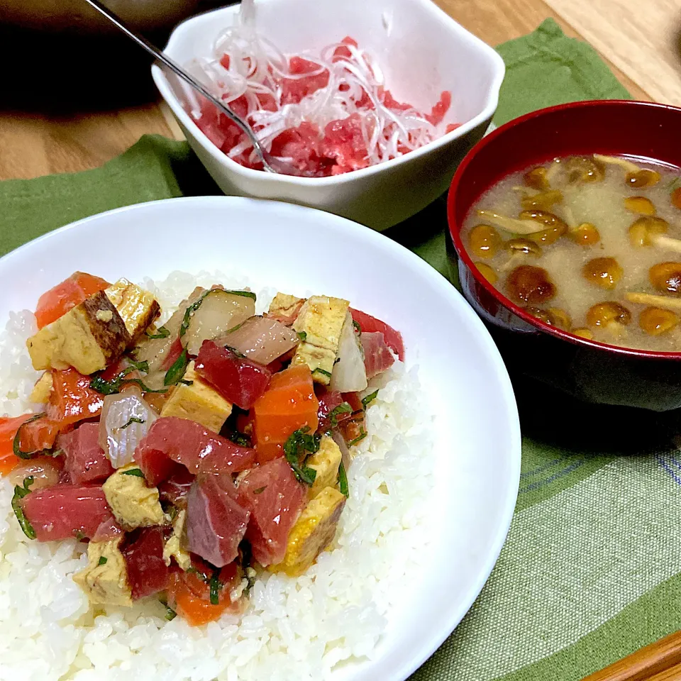 Snapdishの料理写真:お夕飯　ポキ風丼　本マグロたたき　なめこの味噌汁|renharuruさん