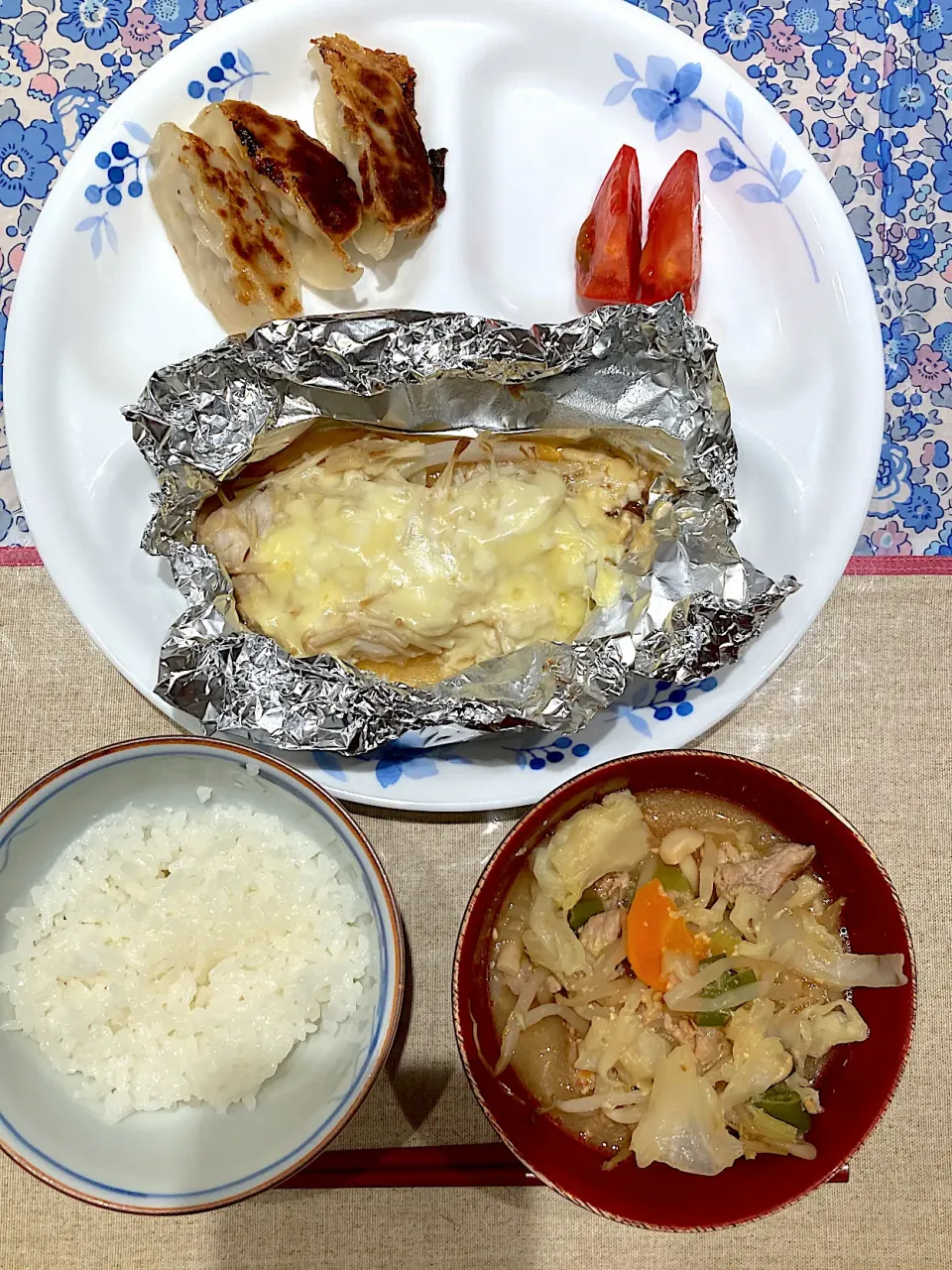 Snapdishの料理写真:タラのホイル焼きと豚汁と冷凍餃子|おしゃべり献立さん